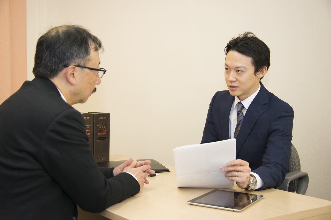 代表税理士が顧問先と打合せをしている画像